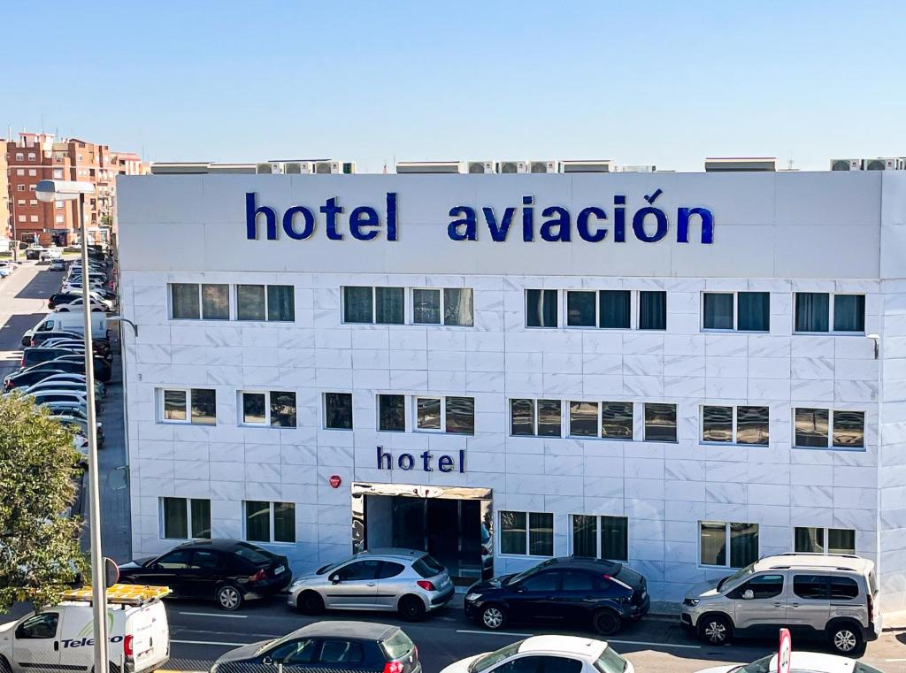 un panneau d'activation de l'hôtel au-dessus d'un bâtiment dans l'établissement Hotel Aviación, à Manises