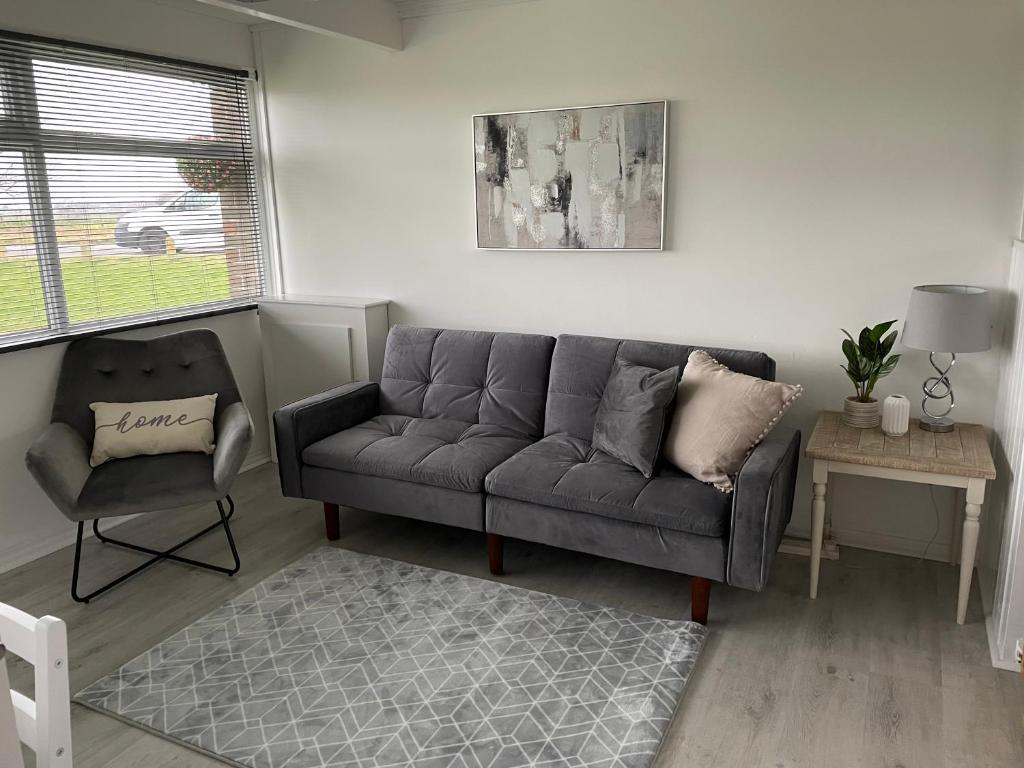 Sunbeach Chalet - Lovely newly renovated 2 bed chalet Scratby, family and pet friendly - Housity