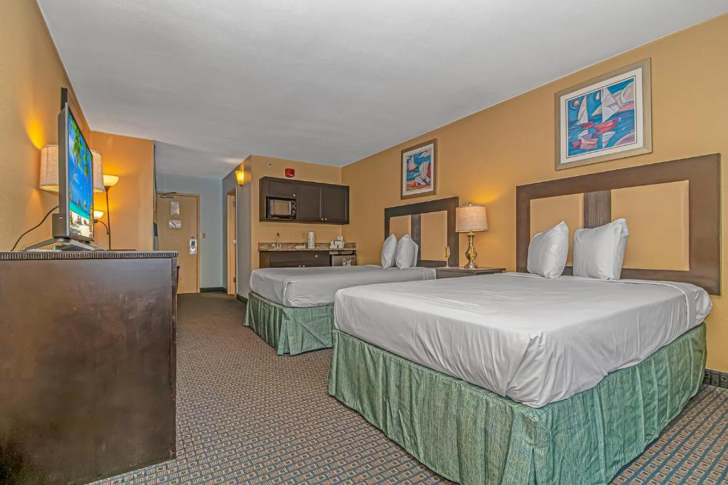 um quarto de hotel com duas camas e uma televisão de ecrã plano em Landmark Resort Double Suite Unit 920 - Sleeps 4! em Myrtle Beach