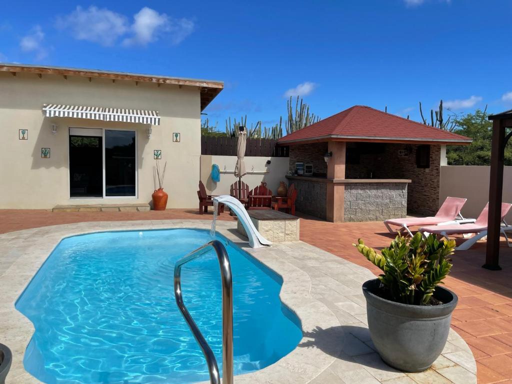 una piscina frente a una casa en LiCe Garden Aruba, en Paradera