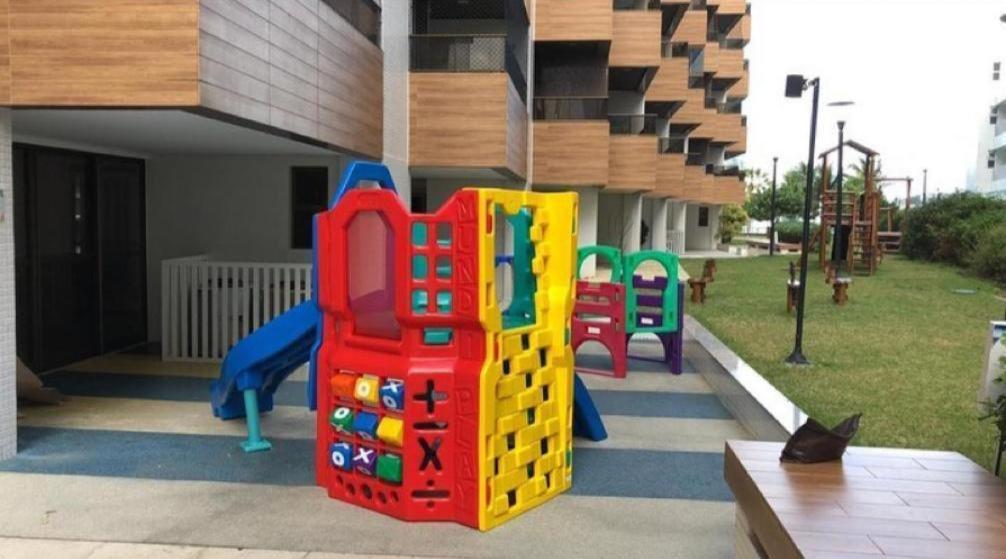 Детска площадка в Apartamento a beira mar com piscina estilo resort