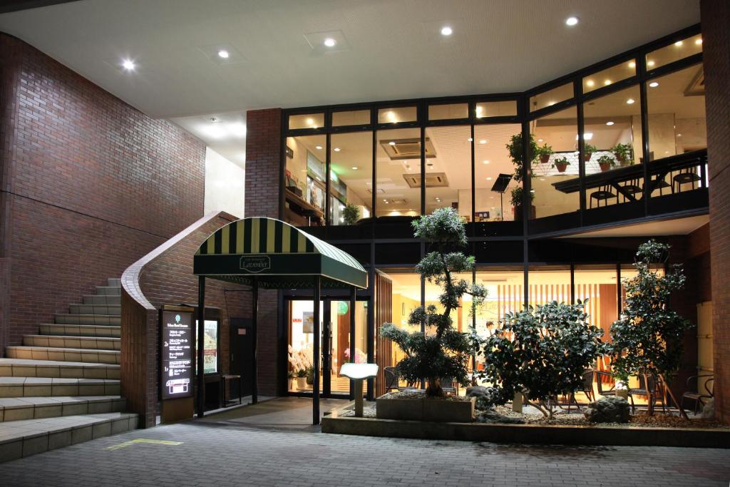 ein Gebäude mit einer Treppe davor in der Unterkunft Urban Hotel Kusatsu in Kusatsu