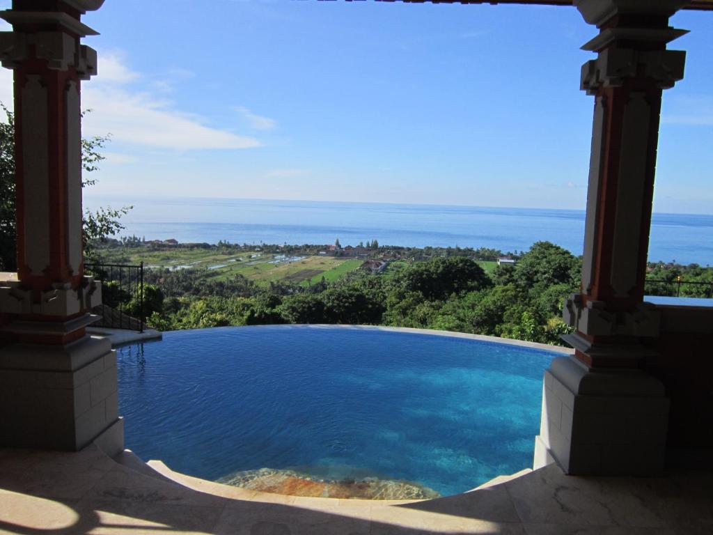 - une vue sur une grande piscine d'eau depuis un bâtiment dans l'établissement The Raja Singha Boutique Resort Bali, à Lovina