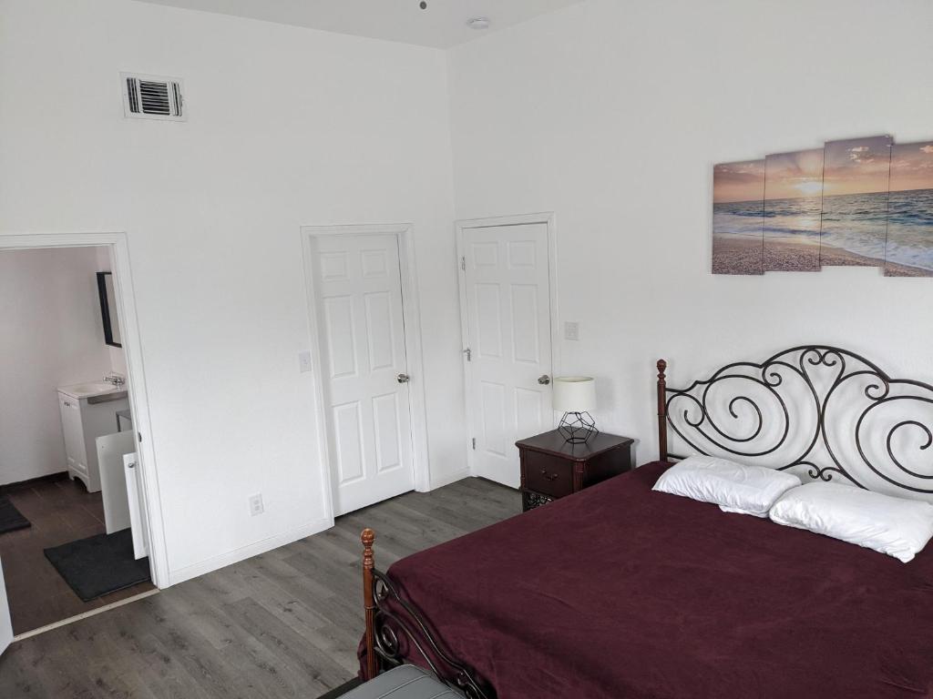 a bedroom with a bed and a painting on the wall at Cozy *Downtown Getaway* in San Antonio