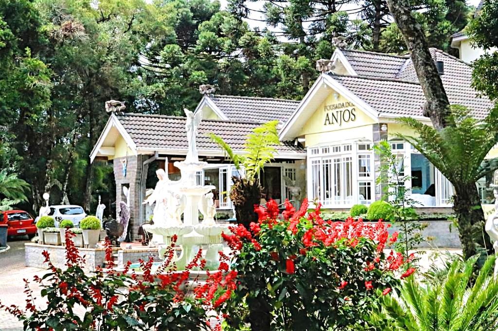 卡內拉的住宿－安若斯酒店，前面有红花的房子