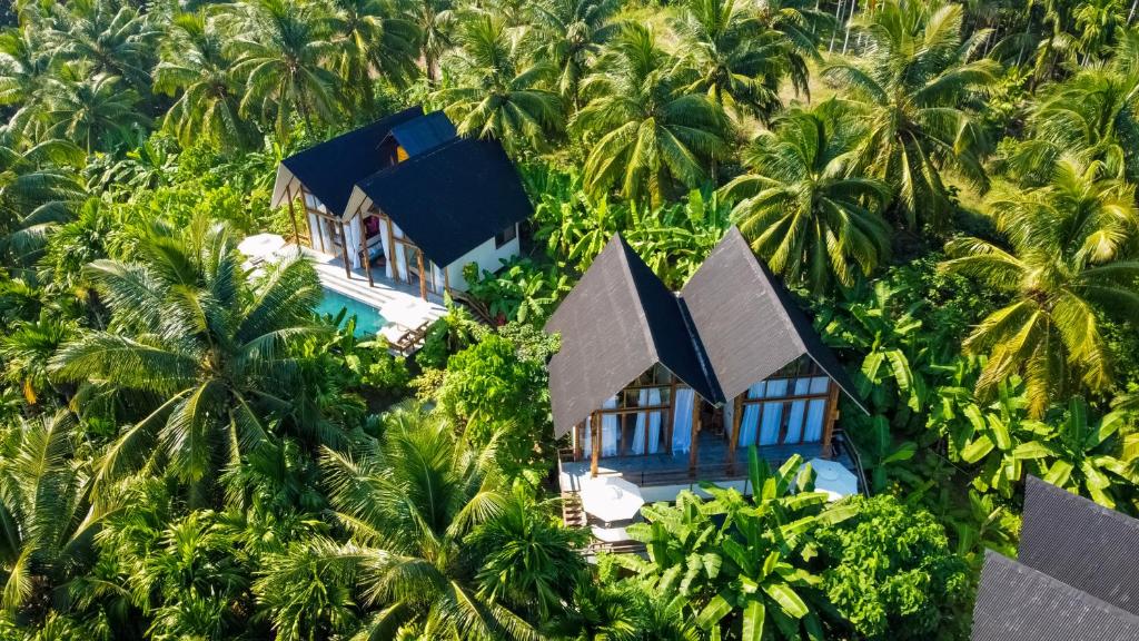 - une vue aérienne sur un complexe avec des palmiers dans l'établissement Satya Boutique Resort & Spa, à Havelock Island