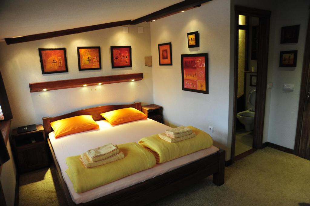 Postel nebo postele na pokoji v ubytování B&B Galerija Two Rooms