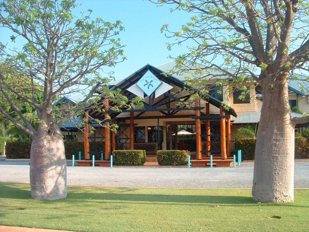ein Gebäude mit einer Uhr darüber in der Unterkunft Blue Seas Resort in Broome
