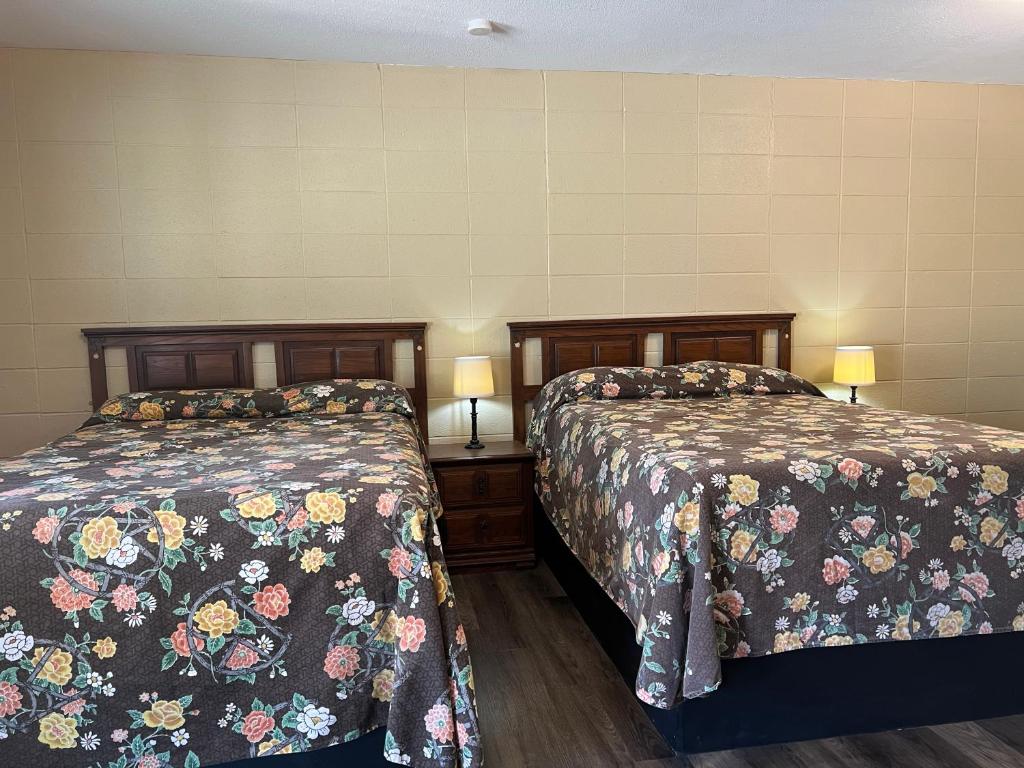 Un pat sau paturi într-o cameră la Driftwood Inn and Lodge by the lake
