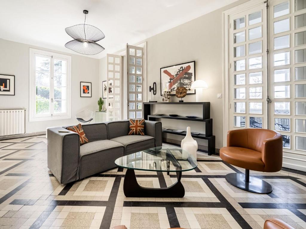 un salon avec un canapé et une table dans l'établissement Country House in Gard with Private Pool, à Massannes