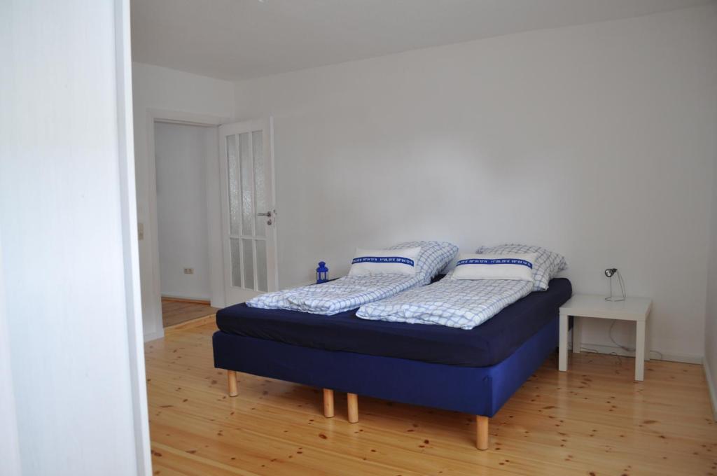 ein Bett mit zwei Kissen auf einem Zimmer in der Unterkunft Apartment in der Altstadt in Ueckermünde