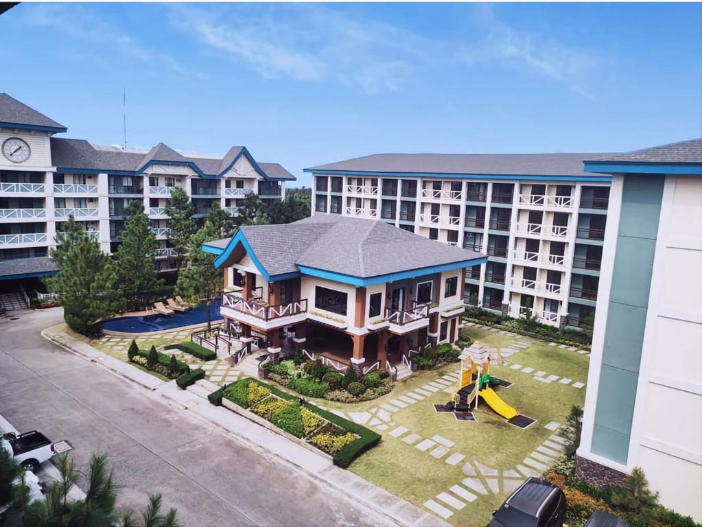 una vista aerea di una casa con parco giochi di Cozy Condo at Pine Suites Tagaytay with WIFI Netflix & Pool a Tagaytay