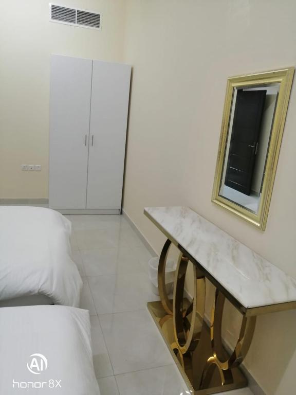 Letto o letti in una camera di Al Rawda Apartments -Ajman