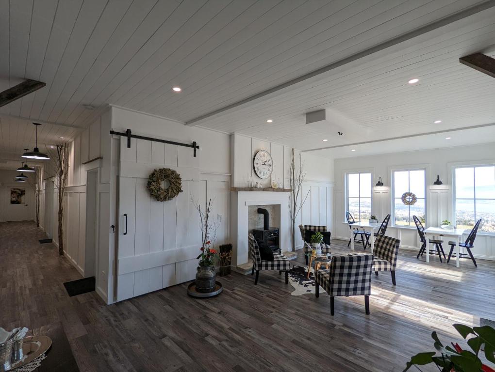 Mynd úr myndasafni af Autumn Lane B&B, Farmhouse Elegance & Stunning Lakeviews í West Kelowna