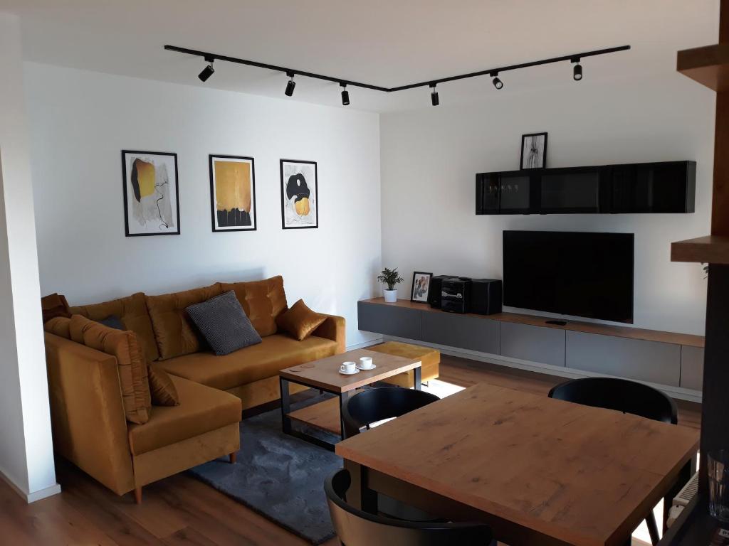 Televízia a/alebo spoločenská miestnosť v ubytovaní Apartament Projektant