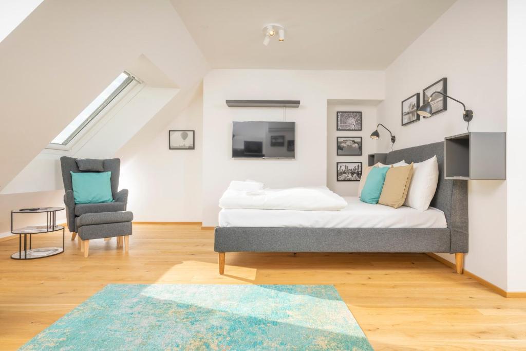 1 dormitorio con 1 cama y 1 silla en Rooftop Apartments mit großer Terrasse, en Viena