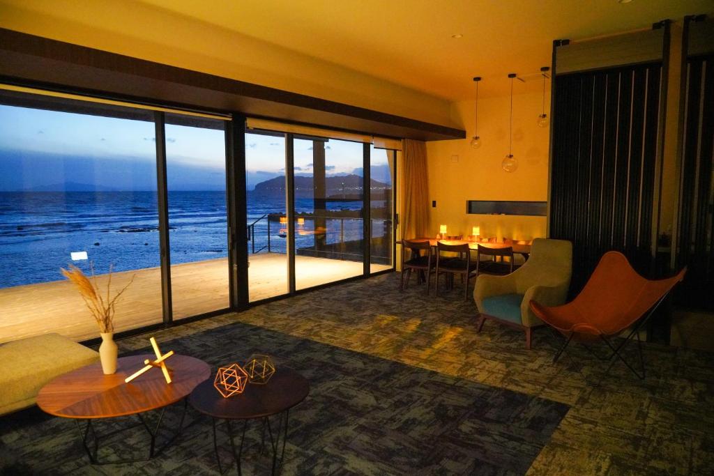 una habitación de hotel con vistas al océano en Sinori205, en Hakodate