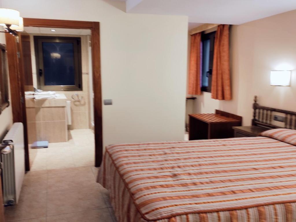 Postel nebo postele na pokoji v ubytování HOTEL FESTA BRAVA