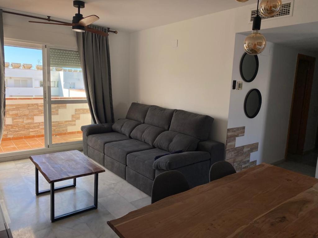 Posedenie v ubytovaní Encantador ático con chimenea y piscina en Almería