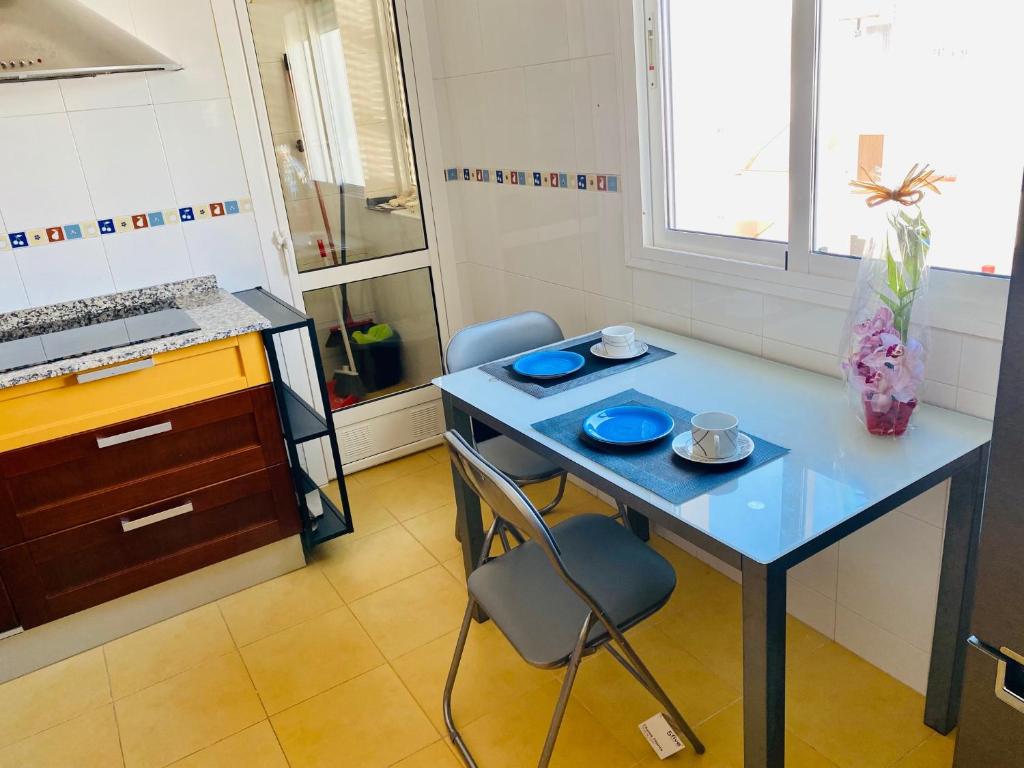 Kuchyňa alebo kuchynka v ubytovaní Encantador ático con chimenea y piscina en Almería