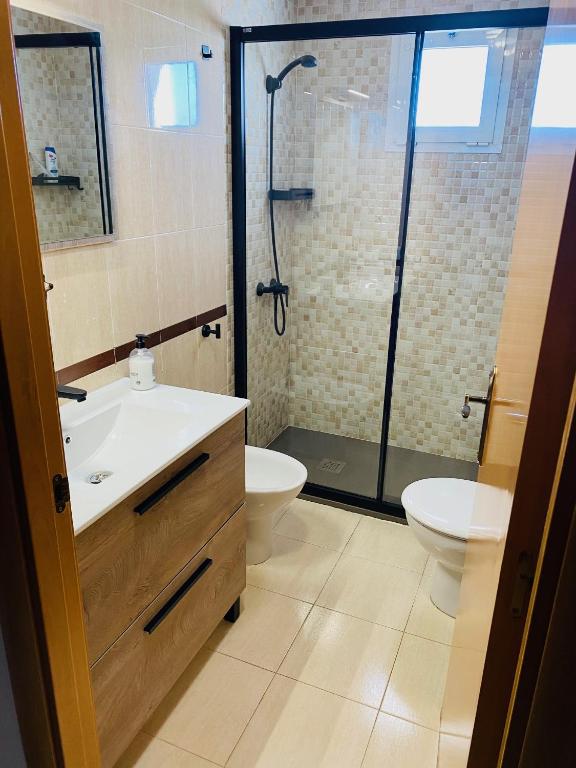 Kúpeľňa v ubytovaní Encantador ático con chimenea y piscina en Almería