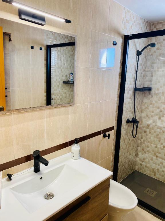 Kúpeľňa v ubytovaní Encantador ático con chimenea y piscina en Almería