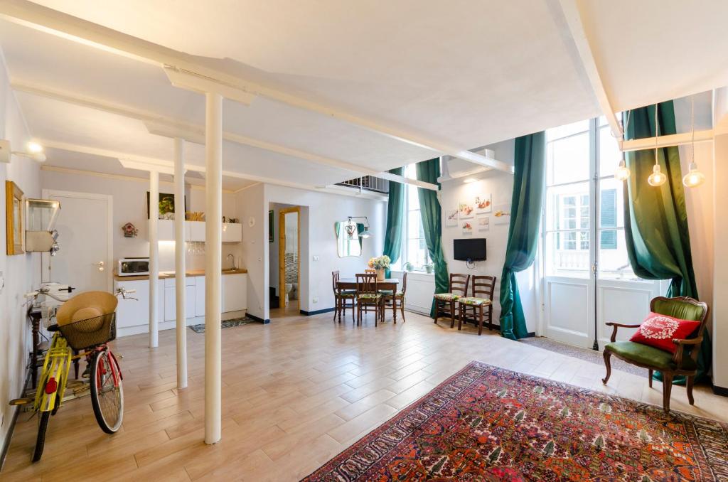 Televízia a/alebo spoločenská miestnosť v ubytovaní JOIVY Superb Flat Near Christopher Columbus' House