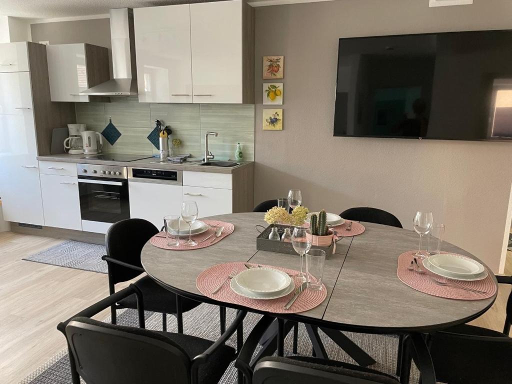 een eettafel met stoelen en een keuken bij Wohnung am Markt - auch für Monteure gut geeignet in Stendal