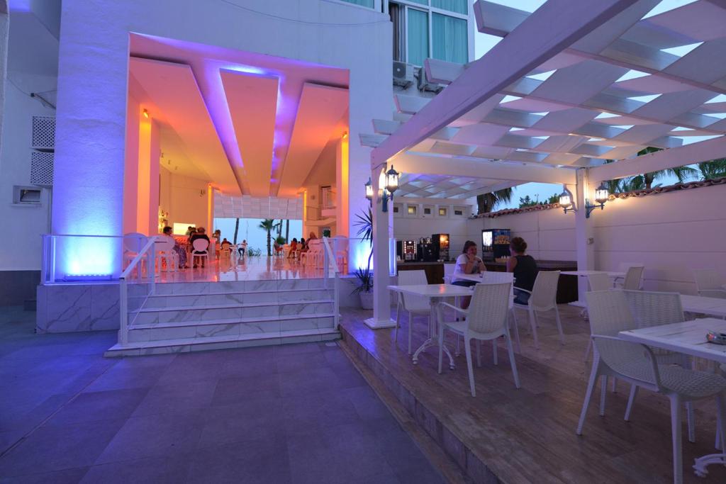 A restaurant or other place to eat at Olimpos Beach Hotel by RRH&R