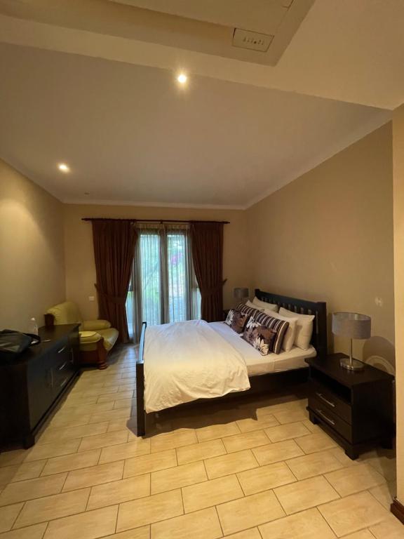 Postel nebo postele na pokoji v ubytování Eden Luxury Apartment P13 A2