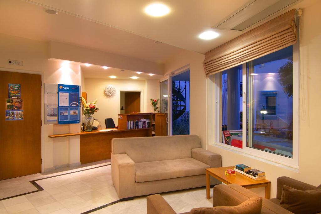 Posezení v ubytování Radamanthy's Hotel Apartments