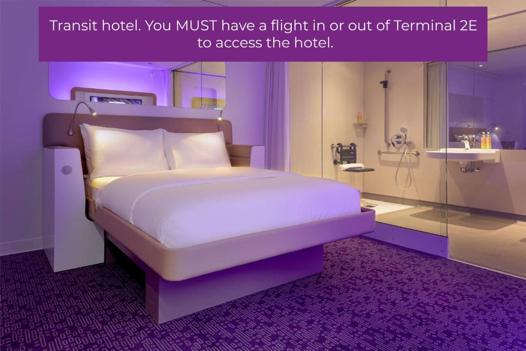 Postel nebo postele na pokoji v ubytování YOTELAIR Paris CDG - Transit Hotel - Terminal 2E