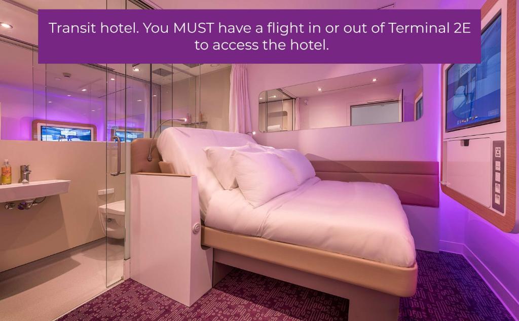 Postel nebo postele na pokoji v ubytování YOTELAIR Paris CDG - Transit Hotel - Terminal 2E