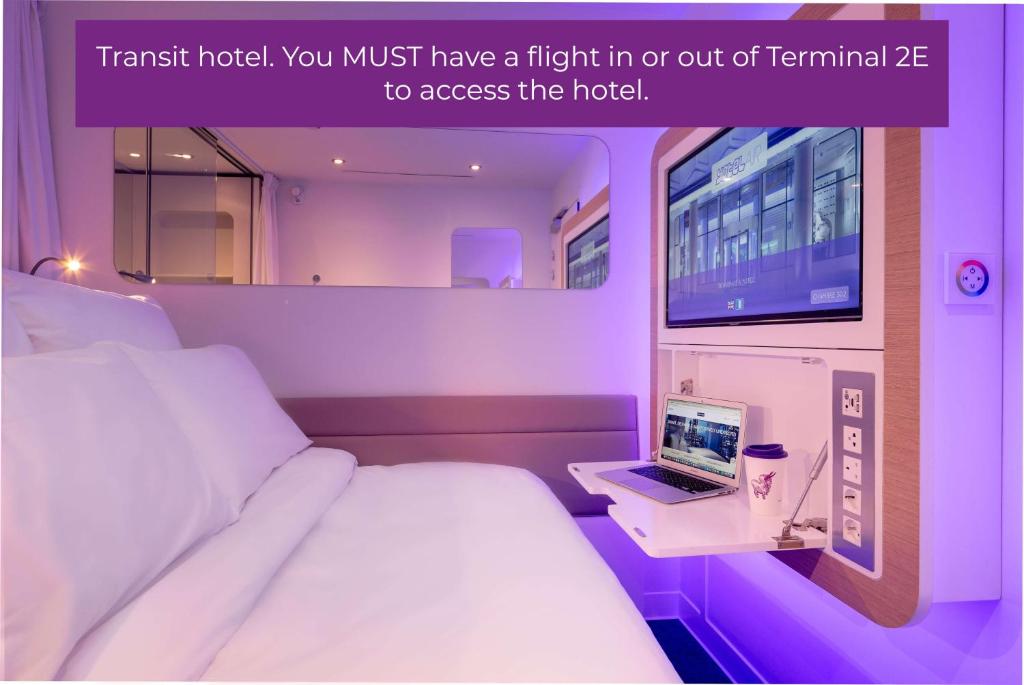 Postel nebo postele na pokoji v ubytování YOTELAIR Paris CDG - Transit Hotel - Terminal 2E
