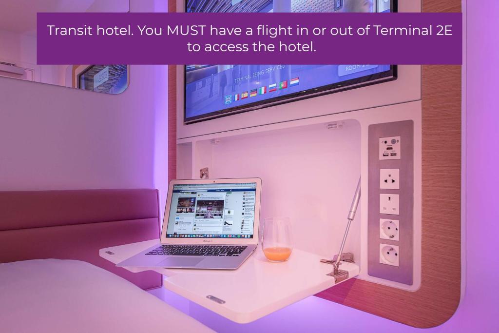TV a/nebo společenská místnost v ubytování YOTELAIR Paris CDG - Transit Hotel - Terminal 2E