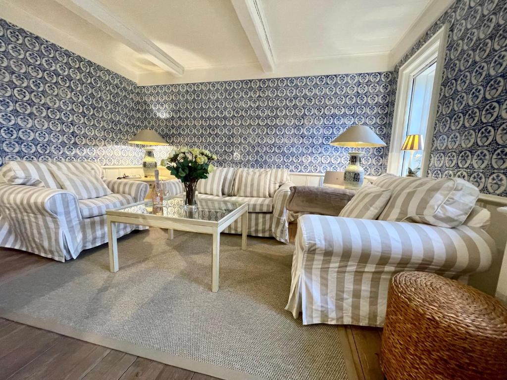 a living room with two couches and a table at Hüs Andersen Hüs A - Friesenpesel in Keitum