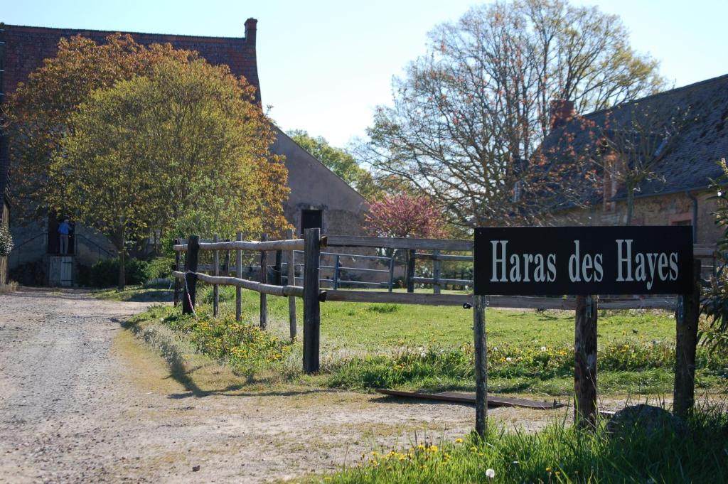 una señal que dice que havas cruza vidas delante de una valla en Haras des Hayes, en Tresson