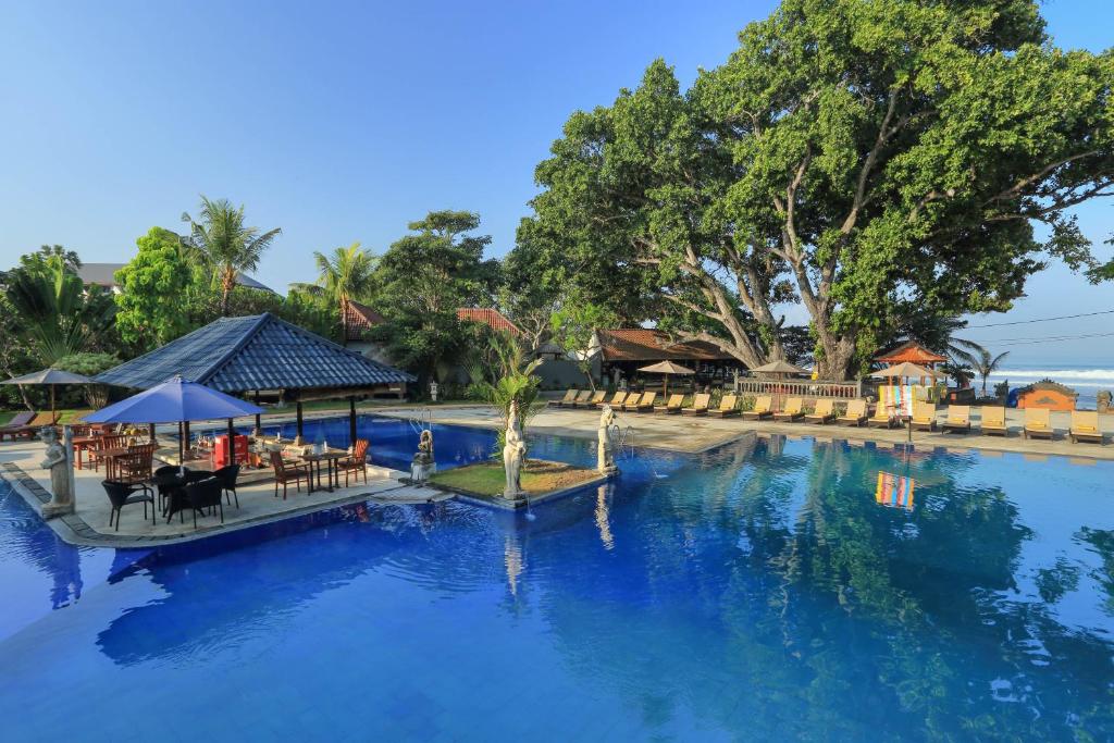 Bazén v ubytování Puri Saron Hotel Seminyak nebo v jeho okolí
