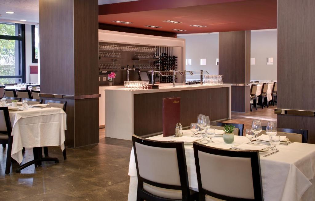 Restaurace v ubytování Hôtel Le Méditerranée