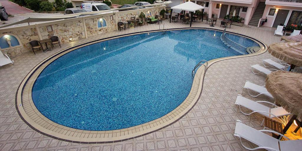 Bazén v ubytovaní Flamingos Hotel Apartments alebo v jeho blízkosti