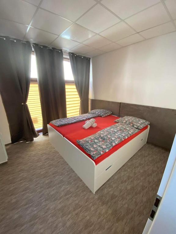 Posteľ alebo postele v izbe v ubytovaní Centrum Apartman LEYLA I