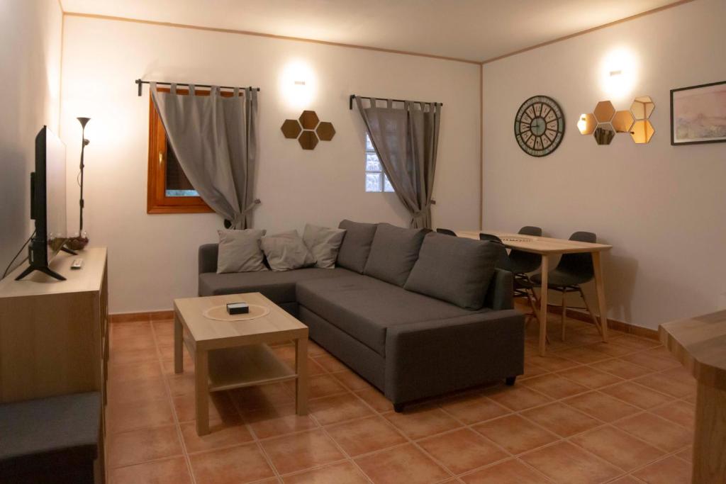 sala de estar con sofá y mesa en Apartamentos Erlueta, en Calatayud