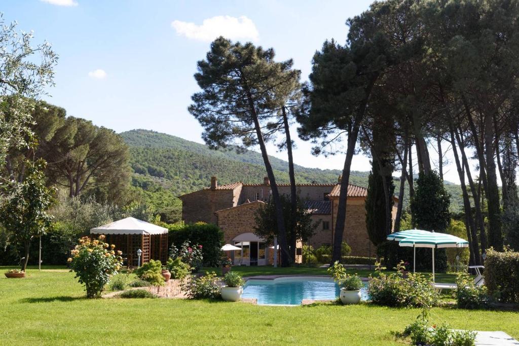 a house with a swimming pool in a yard at Il Maggese in Cortona