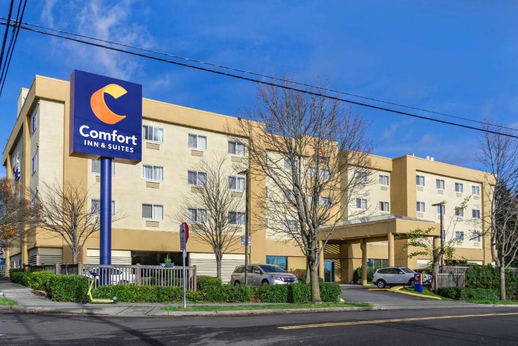 un edificio con un cartel para las suites confort de posada en Comfort Inn & Suites Seattle North, en Seattle