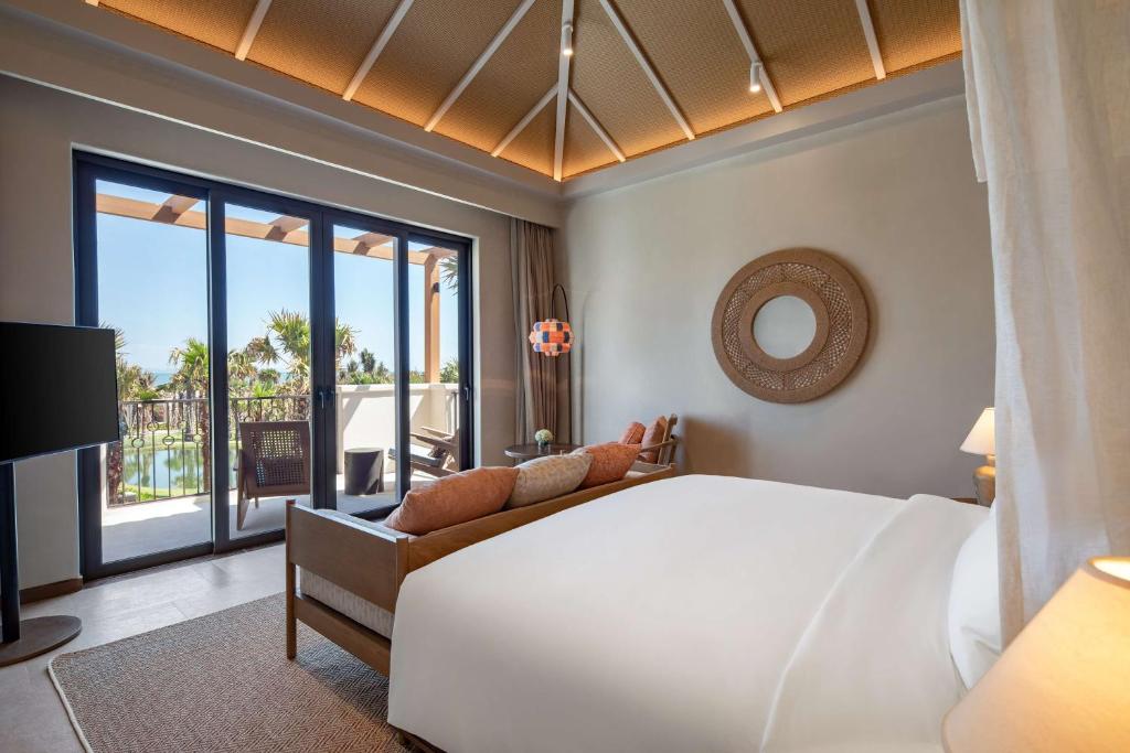 Giường trong phòng chung tại Radisson Resort Phan Thiet
