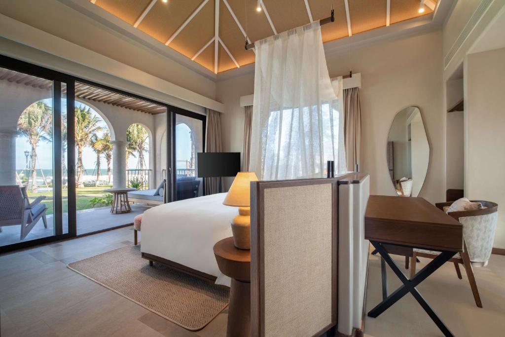 Giường trong phòng chung tại Radisson Resort Phan Thiet
