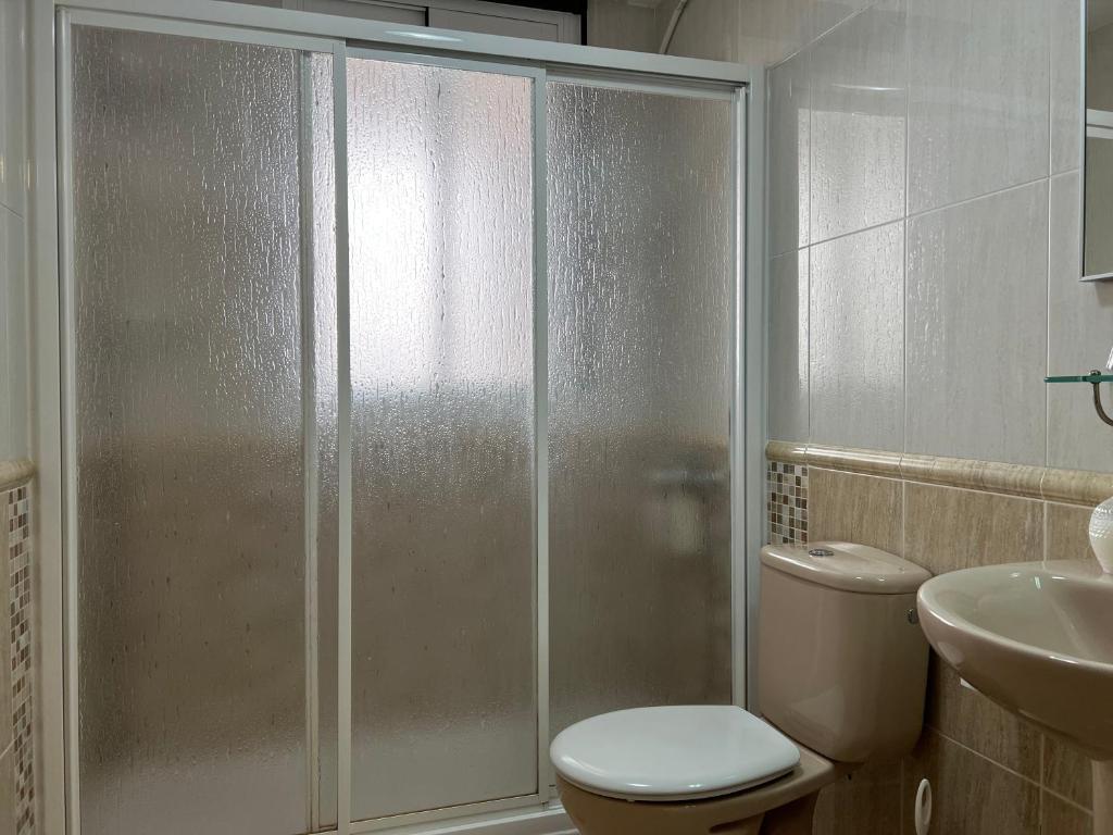 Un baño de Apartamentos Arcos Céntrico