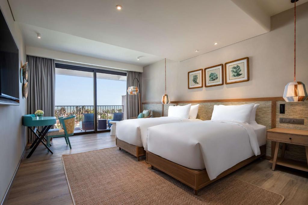Giường trong phòng chung tại Radisson Resort Phan Thiet