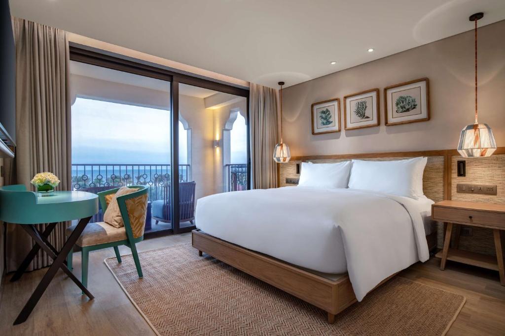 Giường trong phòng chung tại Radisson Resort Phan Thiet