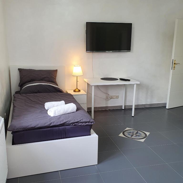 Pension Bad Soden / Apartment and Rooms - 带私人浴室的三室